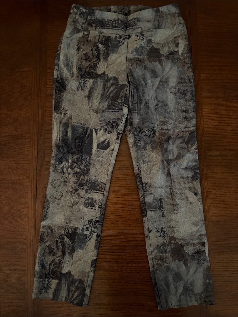 LISETTE Gray and Black Floral Cropped Skinny Pants
